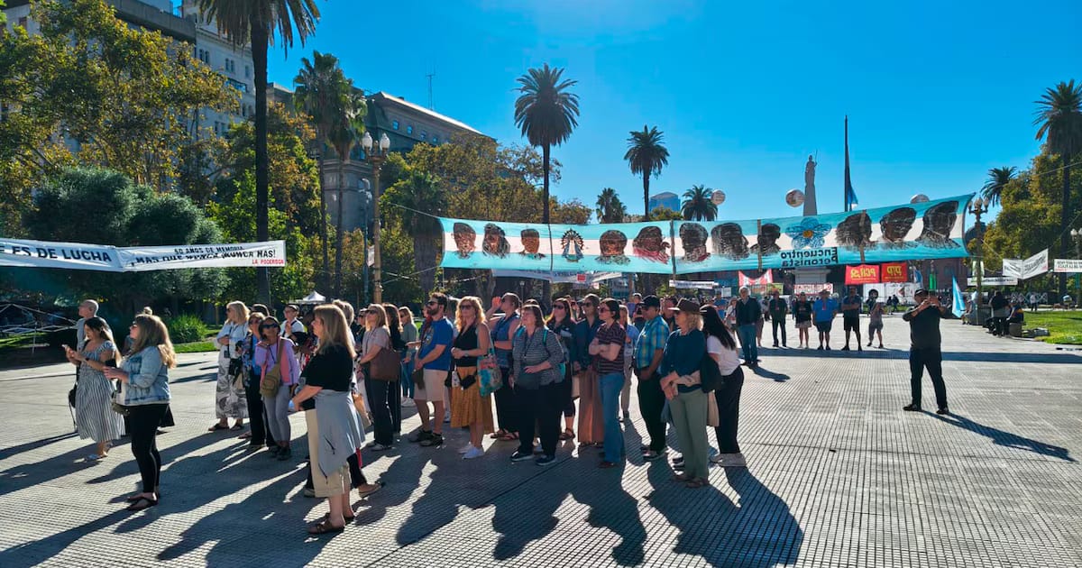 Memorial Day: Plaza de Mayo comienza a llenarse y Cristina Kirchner saluda a La Cámpora en el balcón de su casa