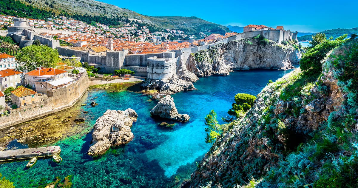 Este es el mejor país de Europa para tu primer viaje en solitario: rutas fáciles, entorno seguro y calas donde es fácil perderse