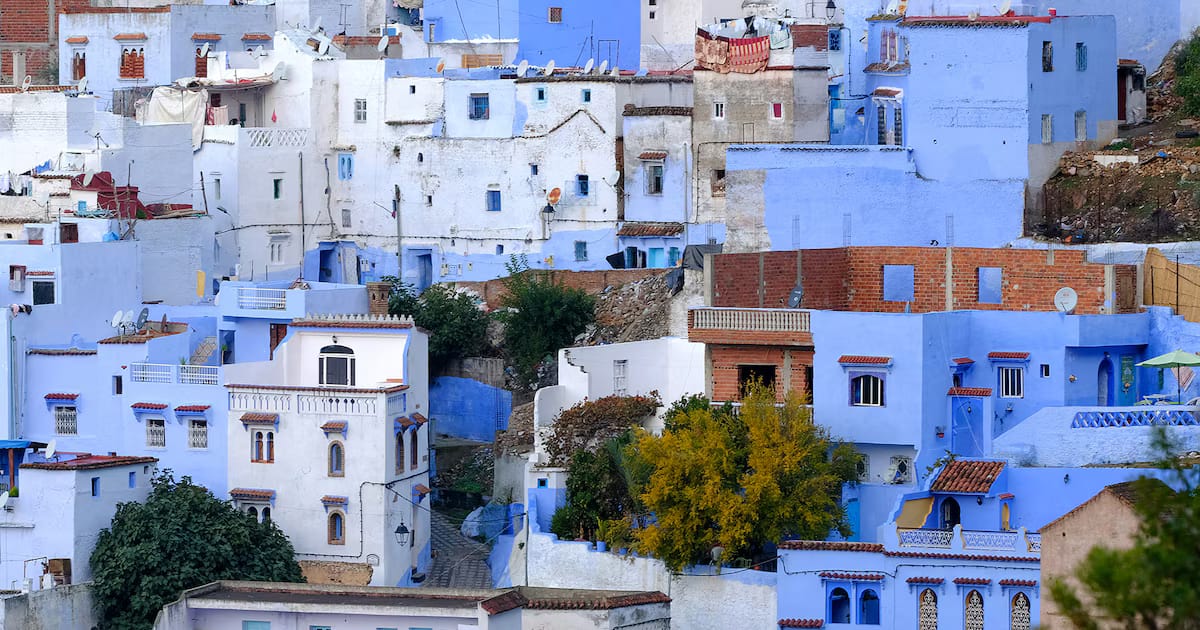 Ciudades azules de la Reserva de la Biosfera: mezquita española en lo alto de una colina y gastronomía declarada Patrimonio de la Humanidad