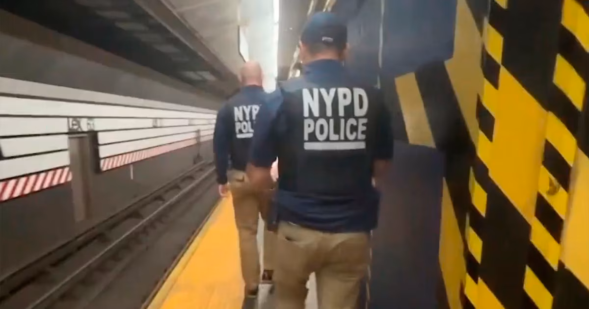 La policía de Nueva York arresta a un sospechoso después de empujar a dos hombres a las vías del metro