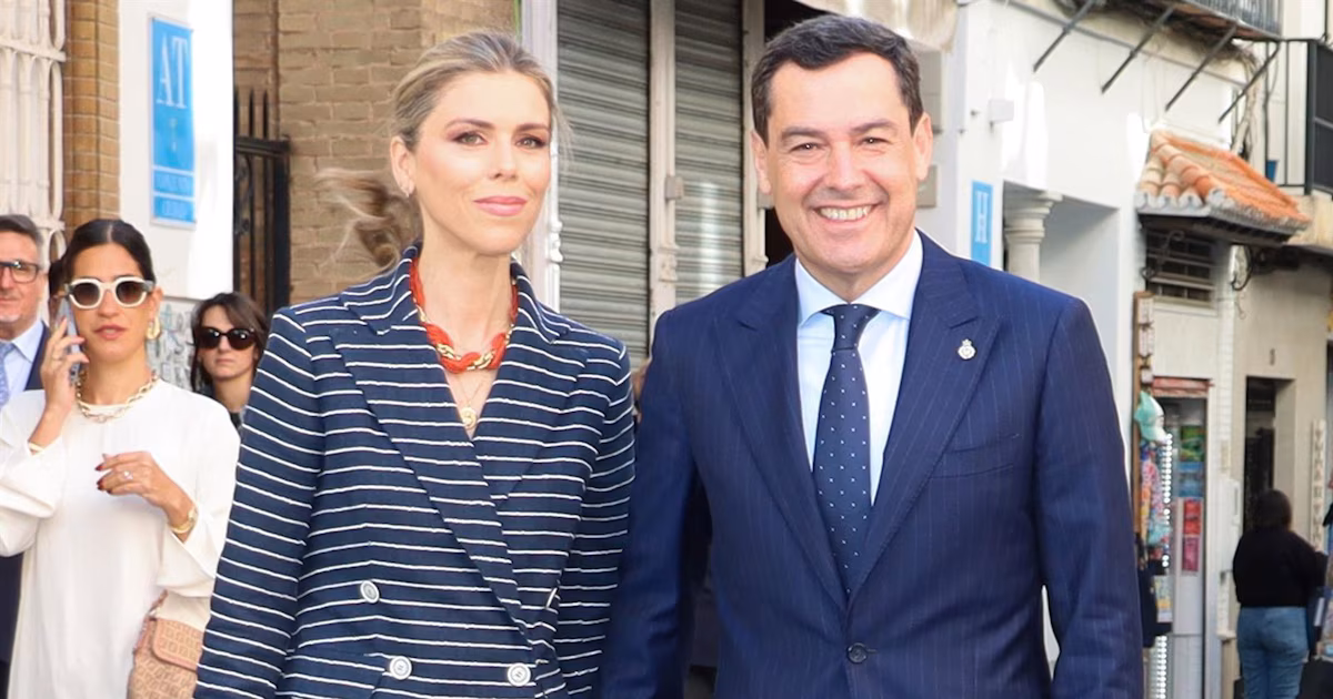 Manuela Villena llama la atención con traje ‘Marinero’ en el inicio de la Semana Santa de Sevilla