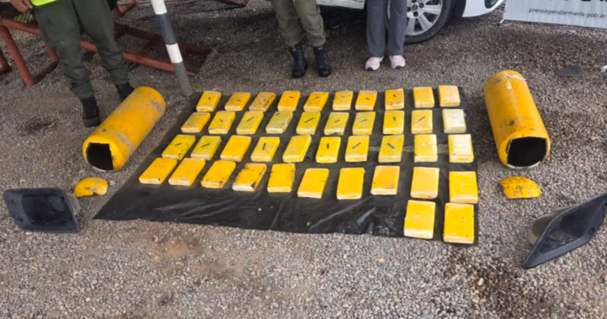 Detuvieron a mujer que traficaba 44 kilogramos de cocaína escondidos en un tubo de GNC en una camioneta