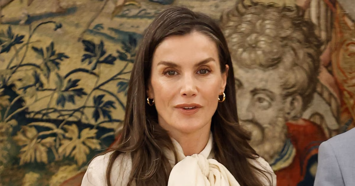 La reina Letizia guarda sus outfits ‘fetiche’ y se enamora sentimentalmente del estilo ‘working girl’