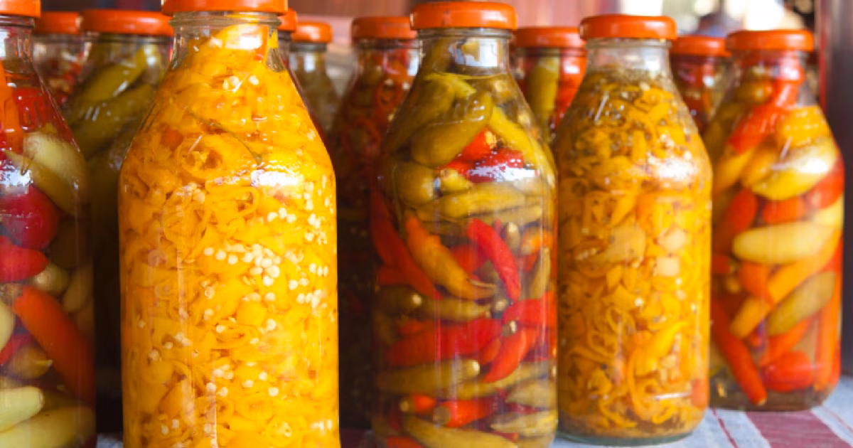 Cómo reducir el riesgo de botulismo al comer verduras enlatadas, mixtas y encurtidas