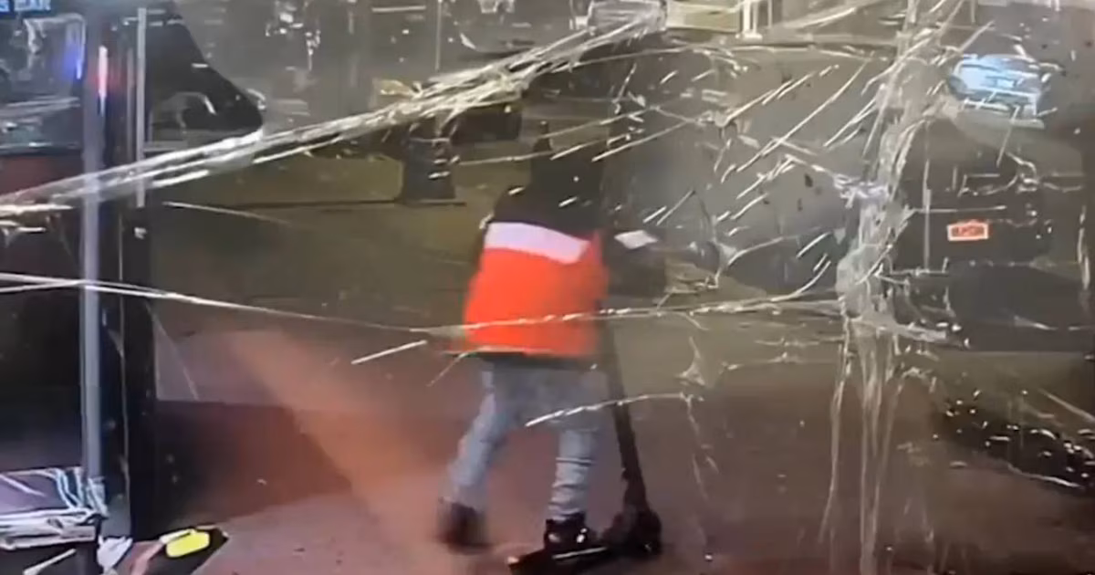 Un hombre de Queens que conducía un scooter eléctrico muere después de tropezar con un pozo y ser expulsado