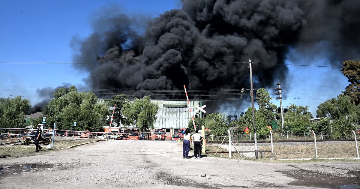 Francisco Álvarez Incendio en un almacén de materiales plásticos y pinturas: el incendio continúa horas después pero está controlado
