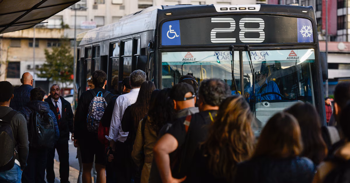 Cae frecuencia de buses dentro del AMBA por alza de precios del diésel y falta de subsidios; advertencia de nuevos recortes