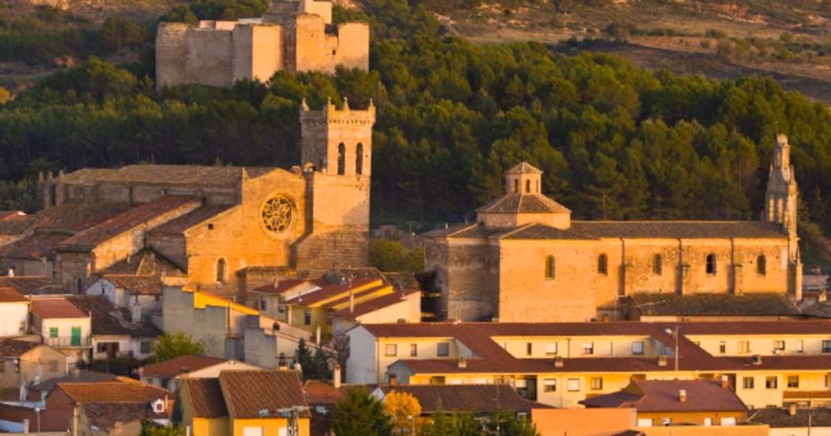 El tesoro monumental de la Alcarria: un precioso pueblo cerca de Madrid con un castillo del siglo XIV y un monasterio reconvertido en centro cultural
