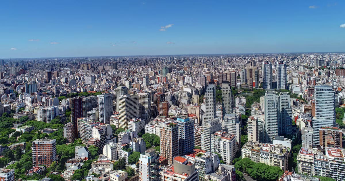 ¿Cuántos dólares ganaron los departamentos urbanos y suburbanos el año pasado?