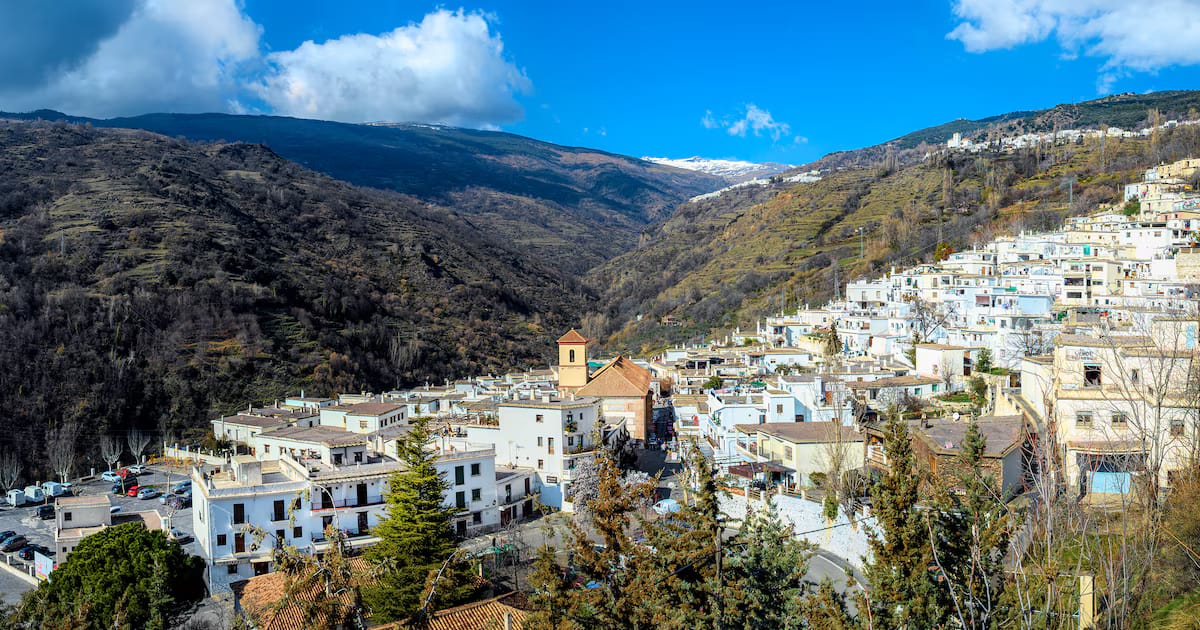 El increíble pueblo de media montaña de Granada: arquitectura bereber, artesanía y la ruta entre los cañones de Sierra Nevada