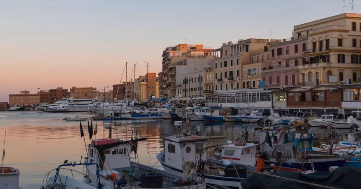 A una hora en coche de Roma, la ciudad cuenta con playas con Bandera Azul donde podrás bañarte en la villa del emperador.