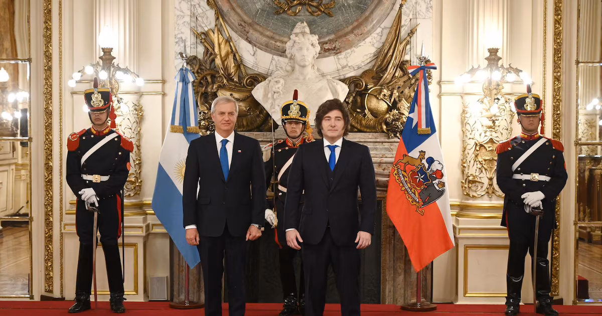 Apoyo a los reclamos de soberanía de Malvinas y cooperación en materia de seguridad: Javier Mire recibe a Antonio Castel en Casa Rosada