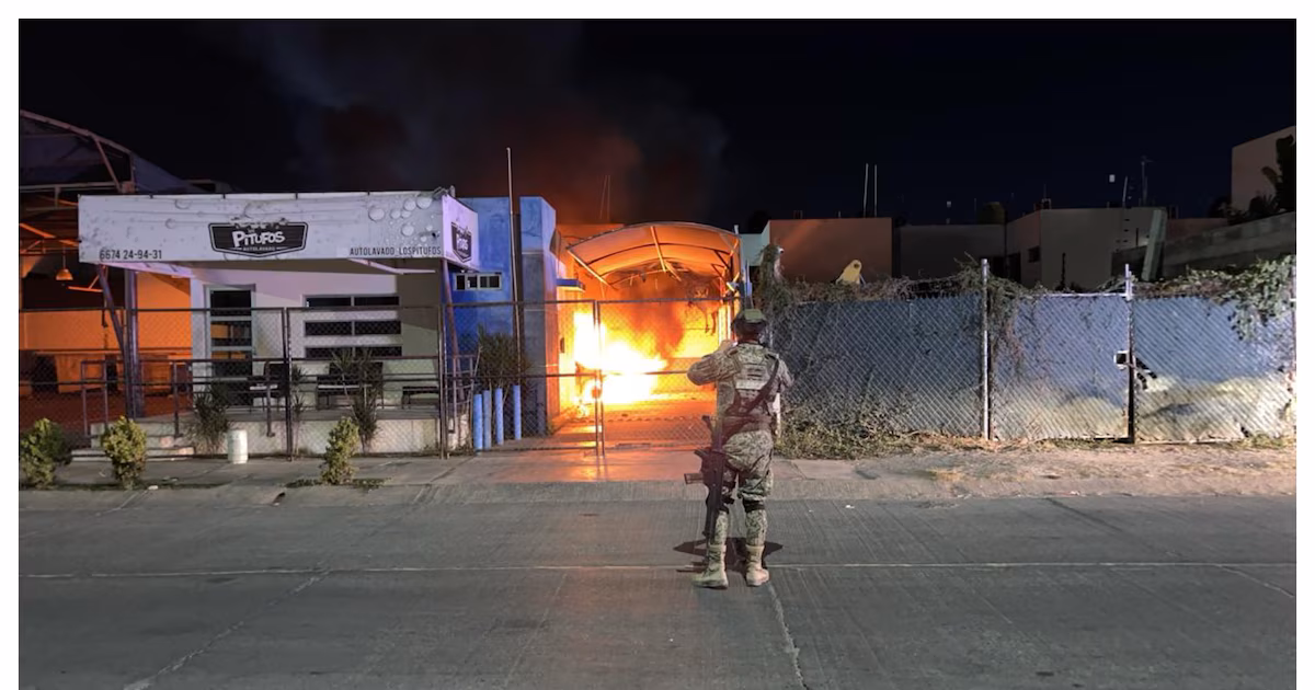 Grupo armado prende fuego a lavadero de autos en Culiacán tras atacarlo con vehículos robados