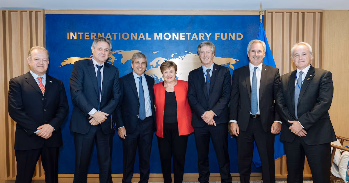 Visita de Caputo a Estados Unidos: Puntos claves de la segunda revisión con el FMI y desembolso esperado de US$ 1.000 millones