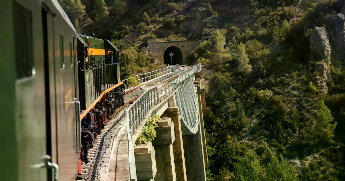 El tren histórico de Cataluña recorre 89 kilómetros entre Lleida y los Pirineos, pasando por 40 túneles y 75 puentes