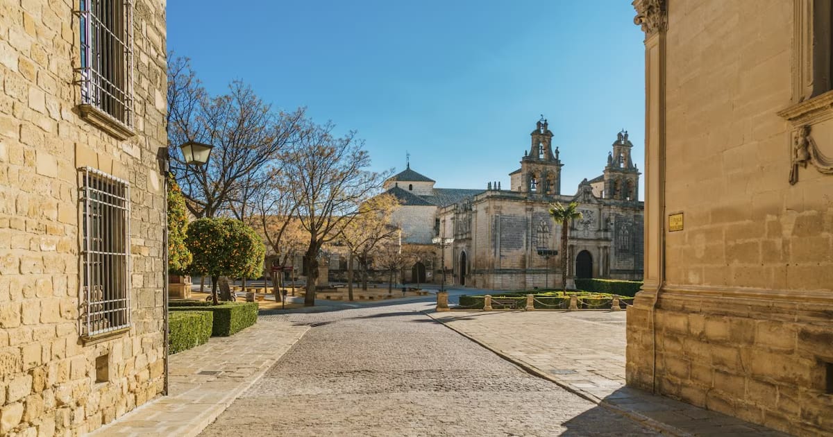 Una joya del Renacimiento en Jaén: una plaza con siete edificios históricos, magníficos patios y un patrimonio artístico único