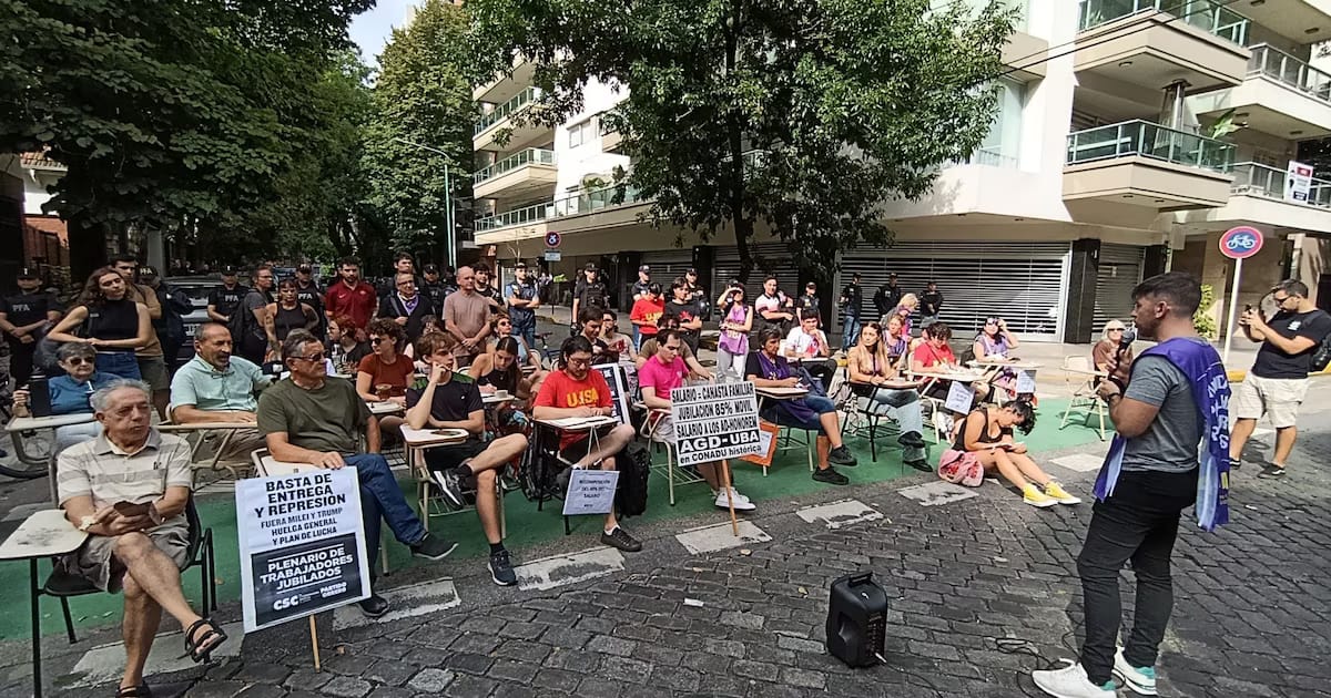 Profesores y universitarios realizan clases abiertas frente al departamento de Adoni en Cabalito