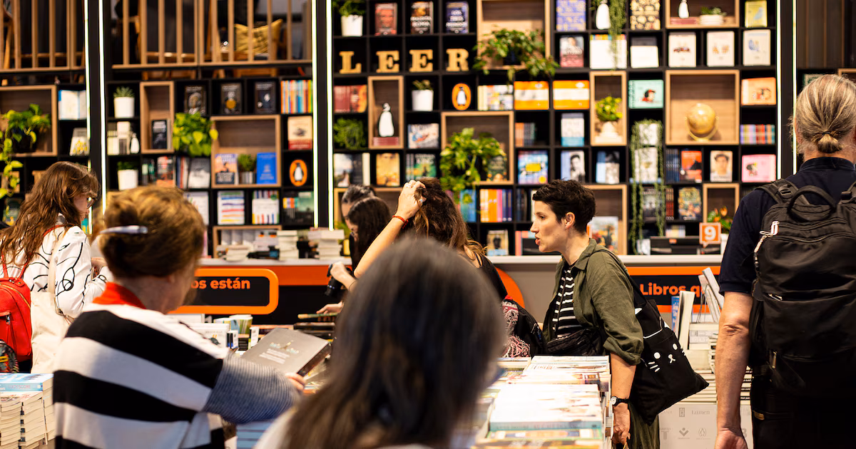 Gobierno entregará chequeras a estudiantes en feria del libro: ¿Cuánto valen?