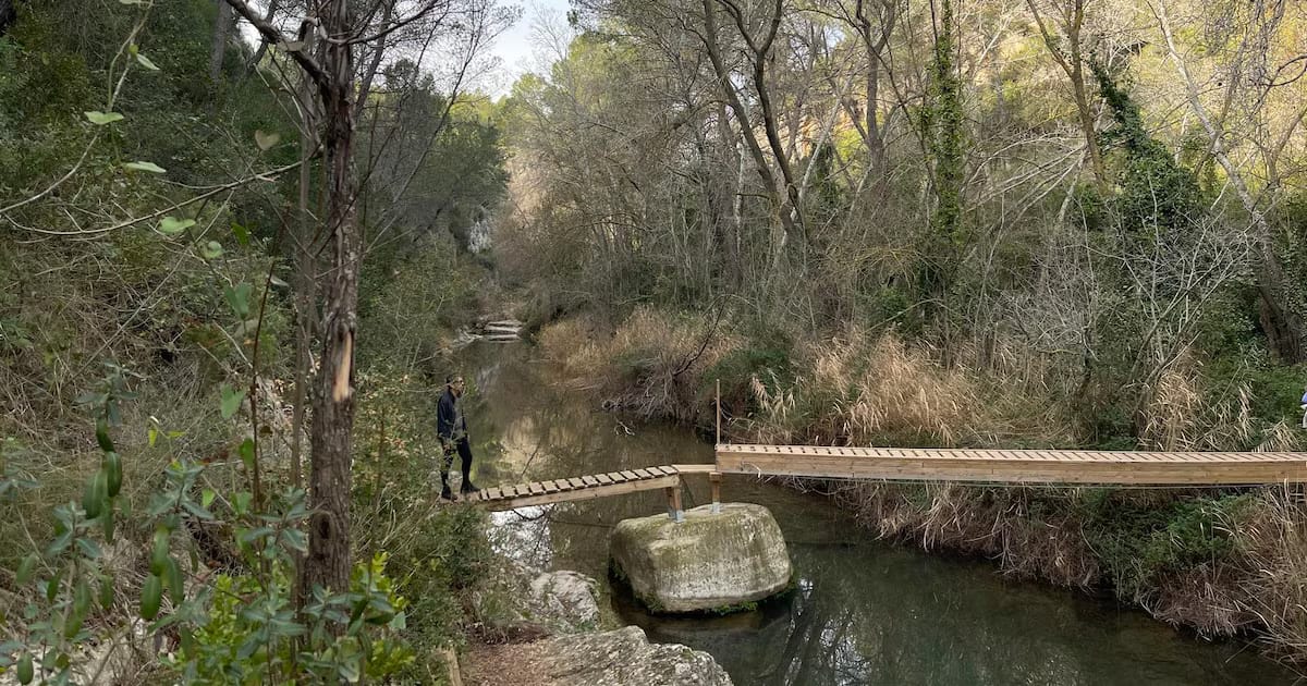 Atravesando pasarelas, puentes colgantes y piscinas naturales cristalinas, esta ruta es una de las más impresionantes de Cataluña.