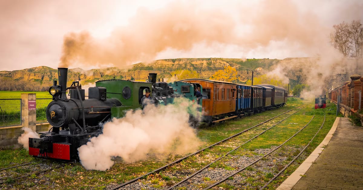 Tres trenes históricos de Madrid que no te puedes perder esta primavera