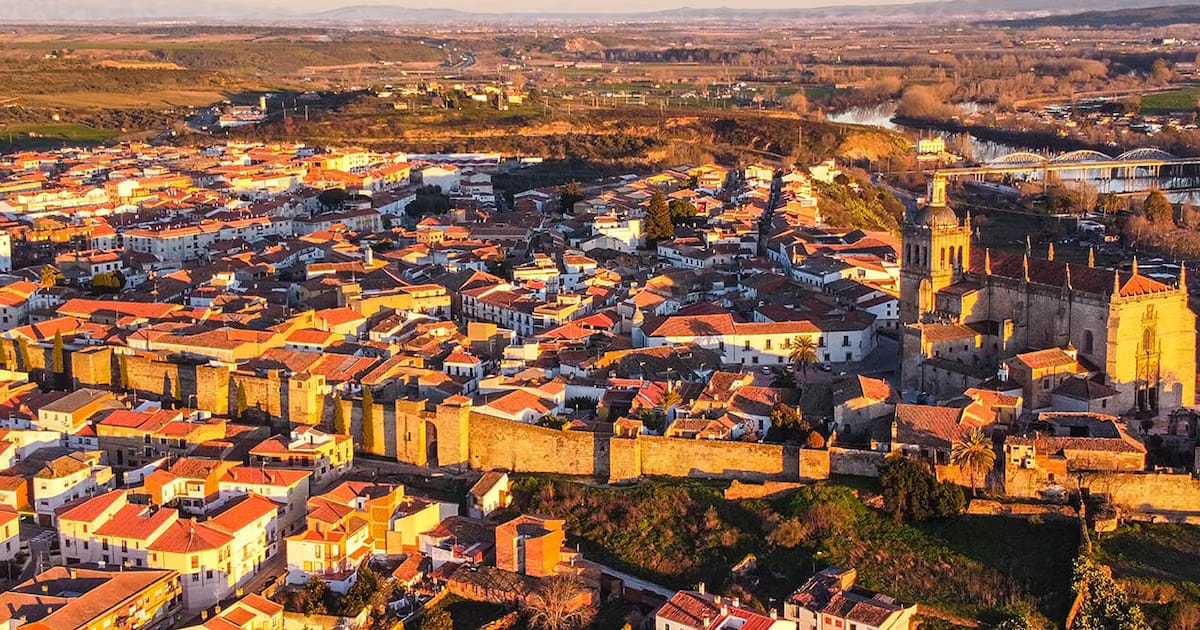 Así es el pueblo más antiguo de Extremadura: una villa del siglo XVIII y un castillo del siglo XII en la frontera con Portugal