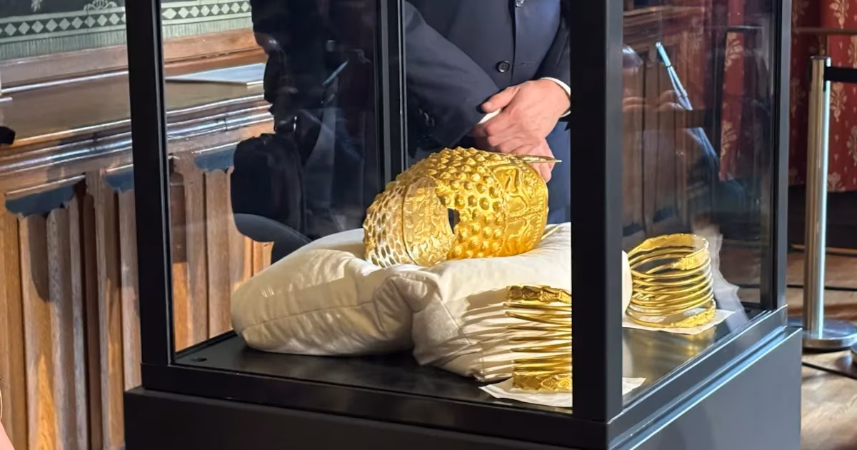 Un casco dorado de 2.500 años de antigüedad encontrado en los Países Bajos tras un robo internacional en el Museo Drents