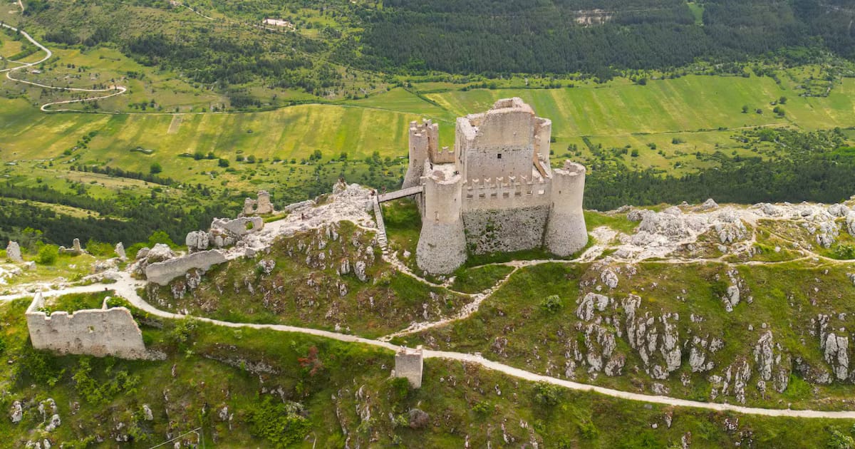 El pueblo italiano que fascina a los directores de Hollywood: un encantador castillo en las nubes