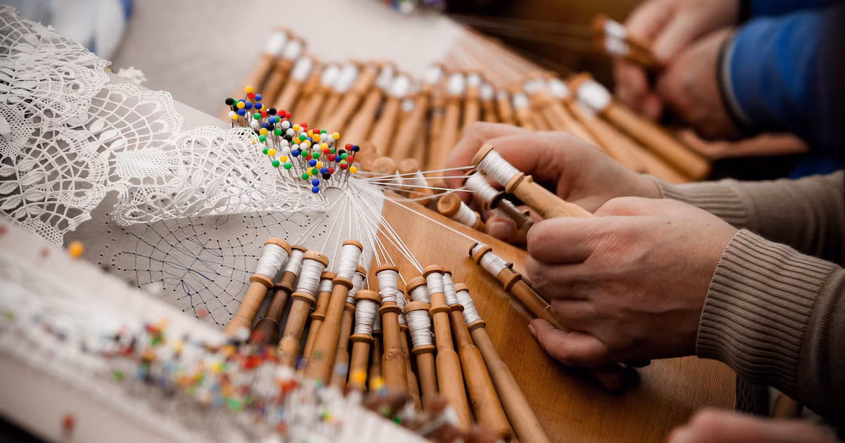Las mujeres de las palilleiras de Camariñas mantienen viva una tradición centenaria: “Ahora trabajamos para Pull&Bear y Zara, estamos a pleno rendimiento”