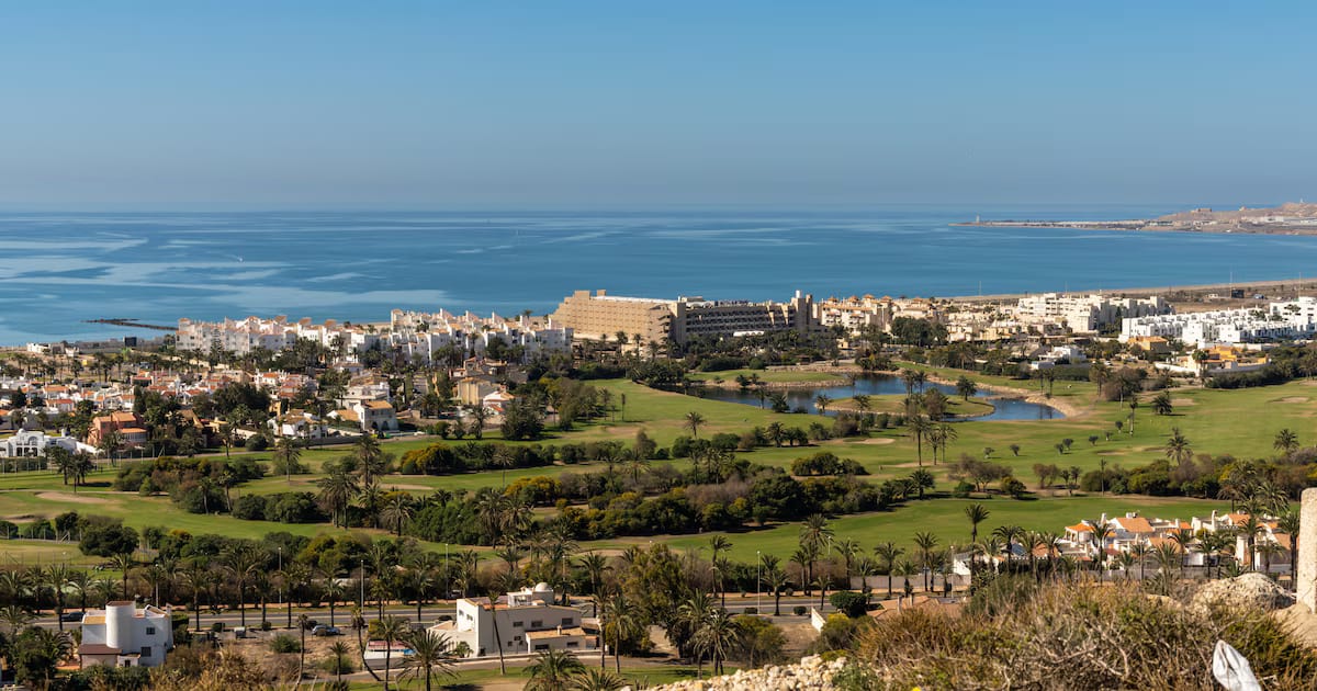 La localidad andaluza del «Pequeño Mónaco» amada por los medios británicos: playas vírgenes y un impresionante puerto deportivo