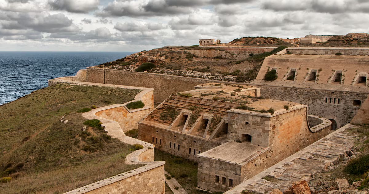 Isla mediterránea con casi 1.500 yacimientos arqueológicos: fortalezas históricas y paisajes de cuento de hadas