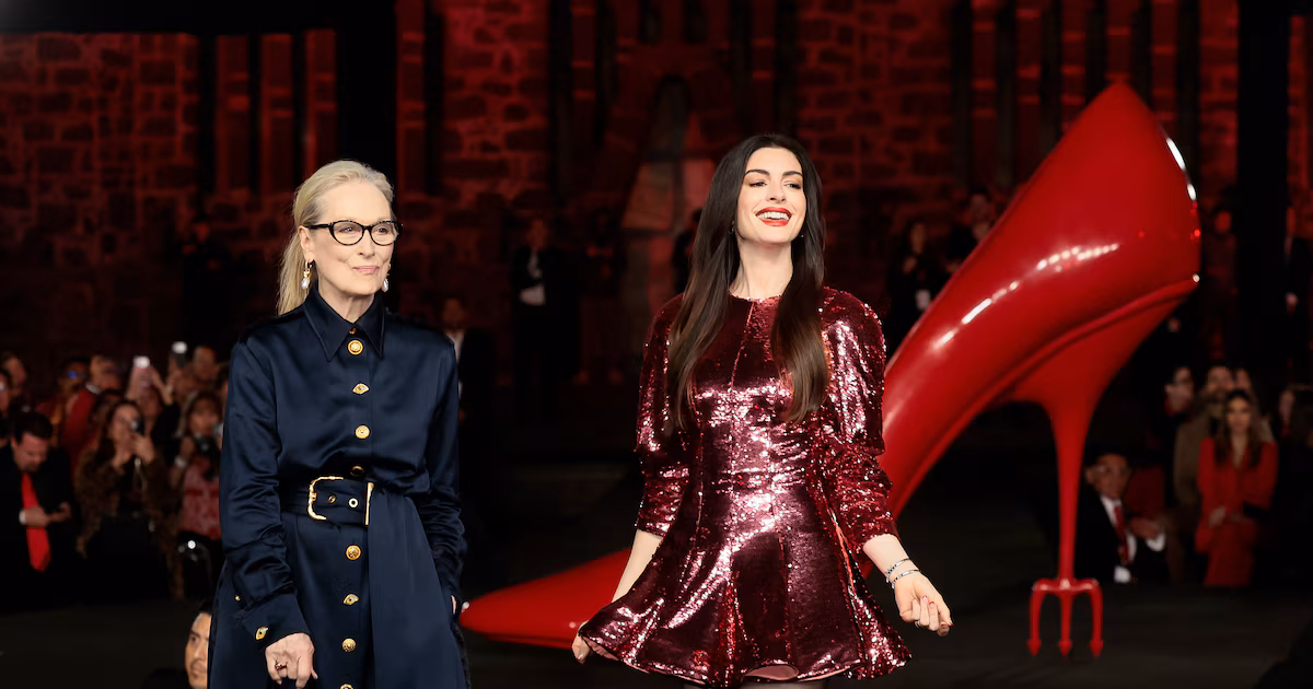 Reencuentro de estilos: los looks chispeantes de Meryl Streep y Anne Hathaway en la alfombra roja