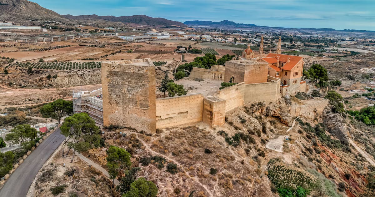La joya modernista de Alicante: un hermoso pueblo con un castillo del siglo XII, la Sagrada Familia y rutas de senderismo