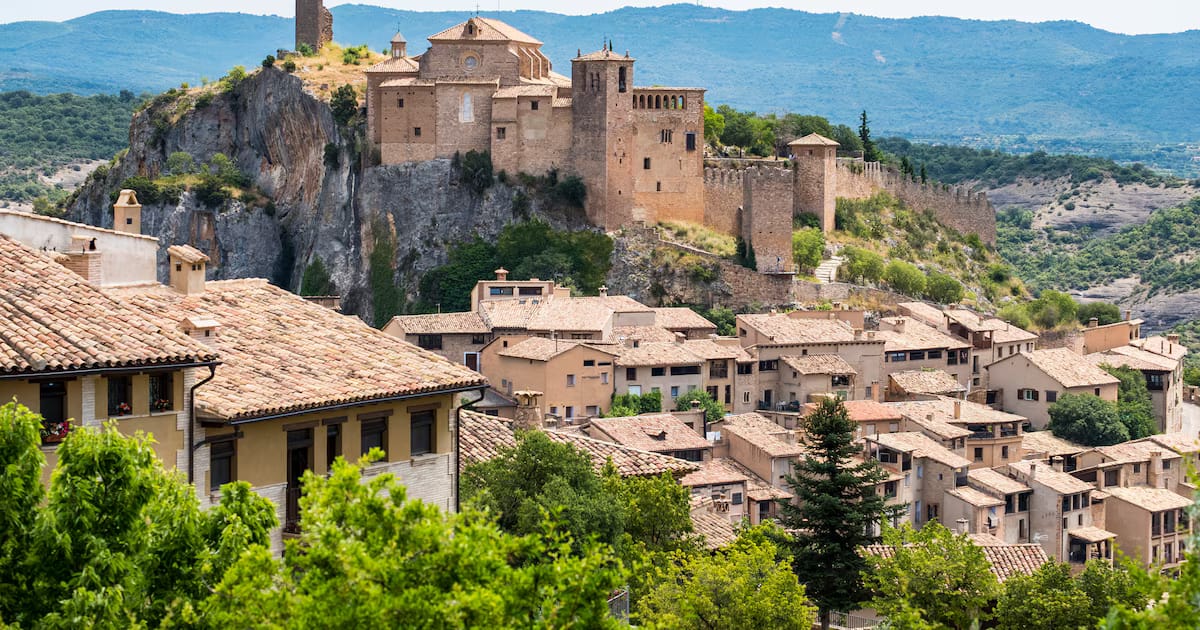 La ciudad amurallada perfecta para explorar a pie: castillos islámicos, pinturas rupestres y senderos circulares entre las montañas