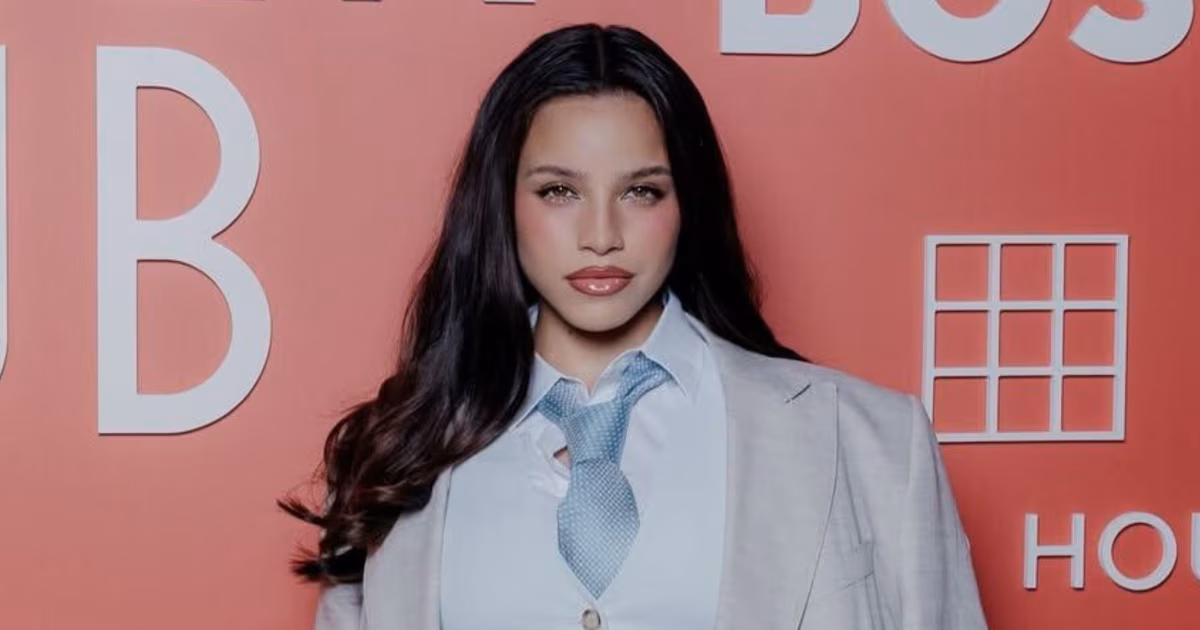 Emilia Mernes deslumbra en Miami: minifalda celeste y blazer oversize
