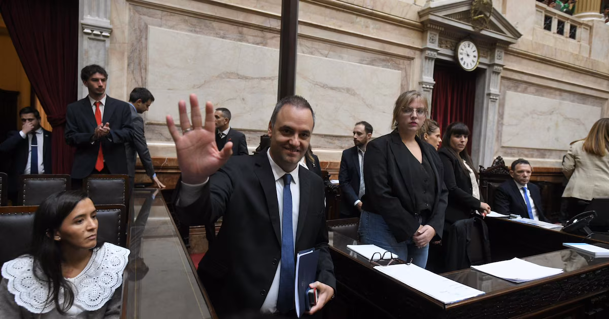 Los liberales buscan pasar página tras el informe Adoni y escapar de la parálisis parlamentaria