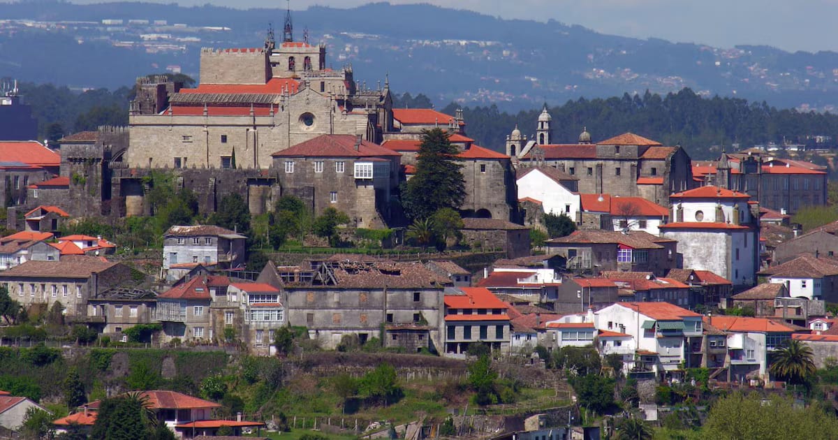 Pueblo medieval en la frontera con Portugal: una catedral catalogada como monumento histórico artístico con murallas del siglo XII, clave del Camino de Santiago