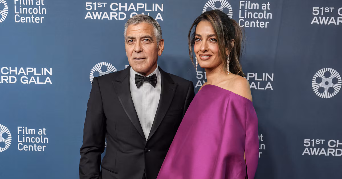 Cómo Amal Clooney combinó derecho, glamour y cultura en la capital del arte de Estados Unidos