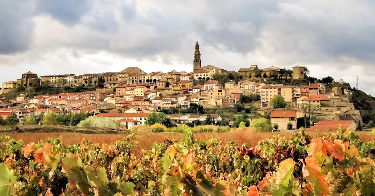Ciudad medieval La Rioja, uno de los pueblos más bellos de España: centro histórico y artístico con iglesias, palacios y rutas de senderismo