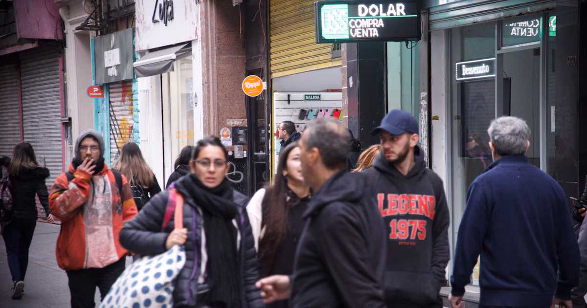 USD HOY: Banco Nacional El dólar se mantiene en $1.415, el blue cotiza en $1.420 ¿Existe una fórmula para duplicar el capital en 10 años? : Tres estrategias financieras para invertir a largo plazo Caputo ha utilizado casi toda la asignación de bonos en dólares que más necesita el mercado: ¿Qué otras formas de pagar la deuda? El Banco Central realiza la mayor compra de dólares del mes, por un total de casi $7.900 millones en 2026. Caída de la inflación, estabilidad del dólar y riesgos potenciales: ¿Cuáles son las previsiones económicas del BCRA para 2026?