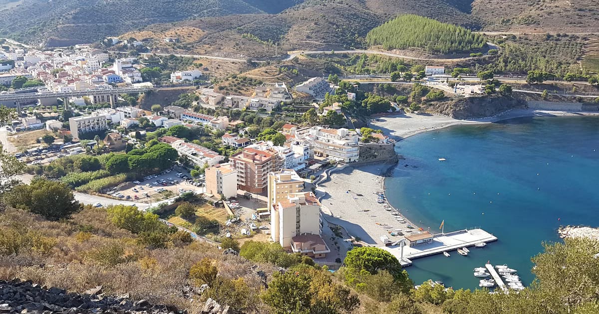 El pueblo de Girona con menos de 500 habitantes a 20 minutos de Francia: una iglesia, un castillo y playas increíbles