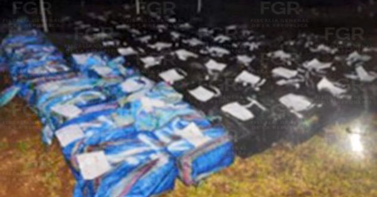 Condenan a tres hombres por transportar más de dos toneladas de cocaína frente a las costas de Acapulco