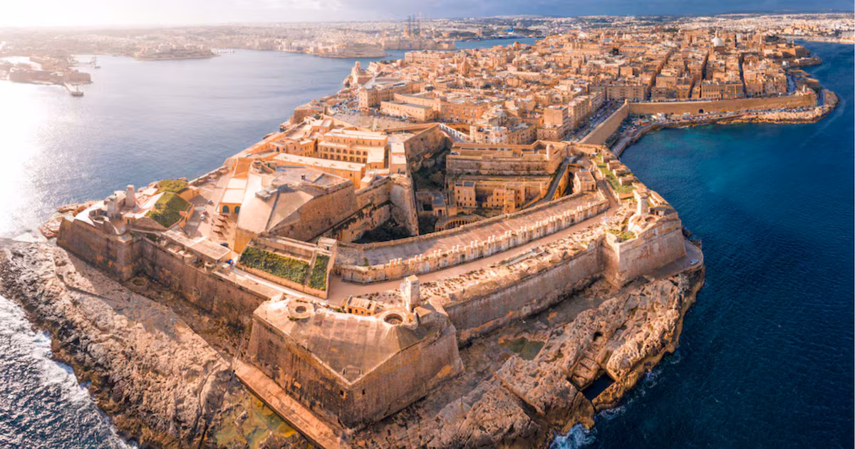Isla mediterránea con estilo: ciudad amurallada declarada Patrimonio de la Humanidad y aguas cristalinas entre las rocas