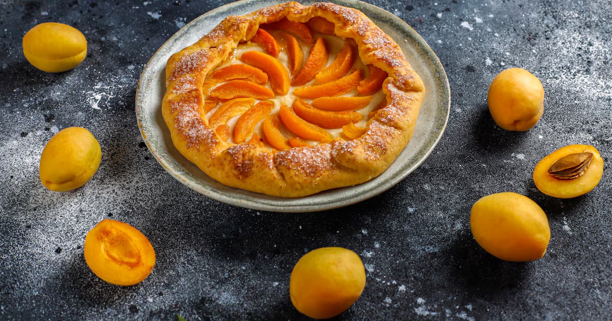 Receta de Tarta de Albaricoque, un postre muy sencillo con fruta de temporada y base de hojaldre