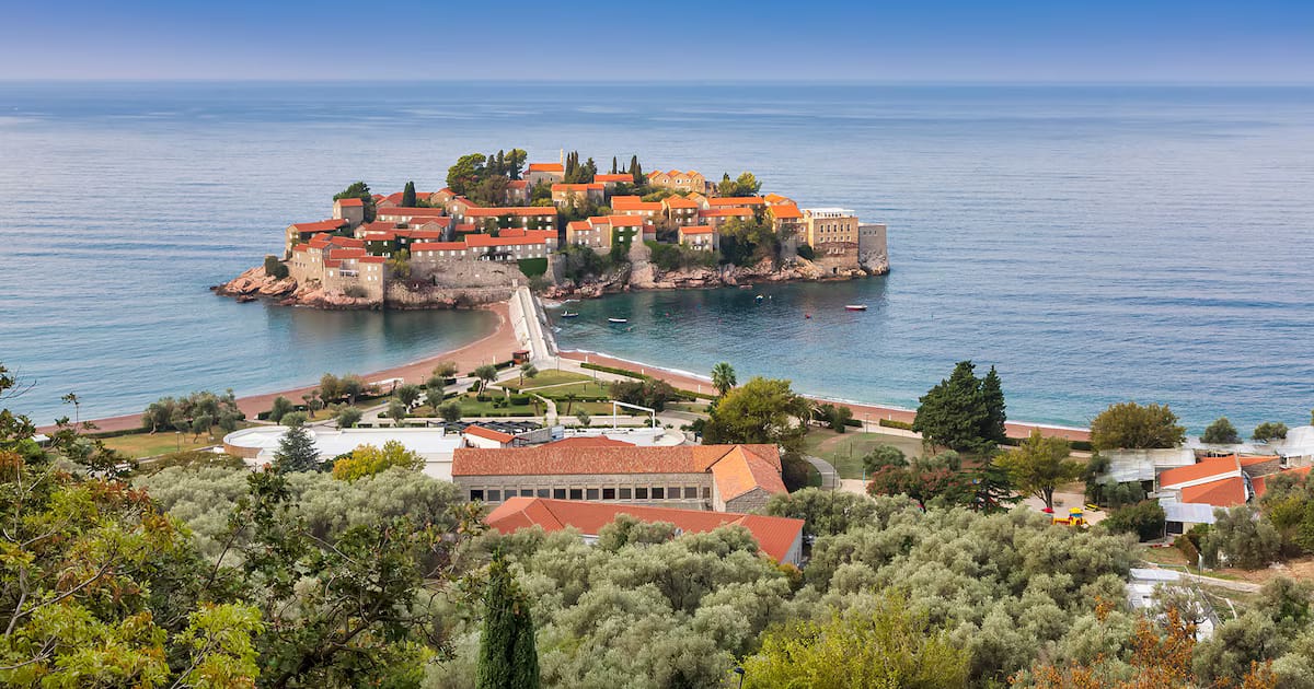 Las islas europeas de lujo reabren a los turistas tras cinco años de cierre: un pueblo fortificado del siglo XV y un resort exclusivo