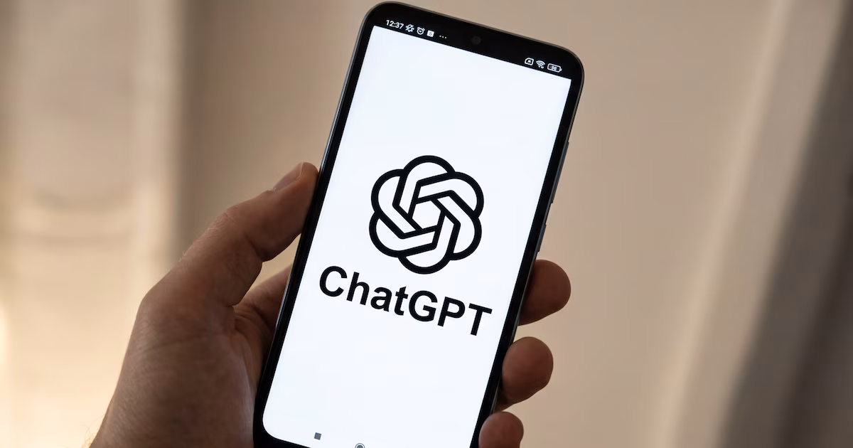 ChatGPT añade una nueva característica de seguridad para los usuarios: puedes contactar con amigos o familiares en caso de emergencia