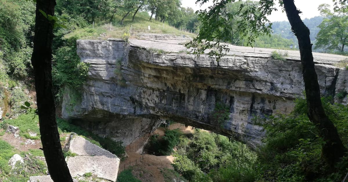 Un puente colgante de piedra a menos de una hora en coche de Verona, que atraviesa dos cuevas: inspirado en Dante y parte de una ruta de senderismo de libro de texto