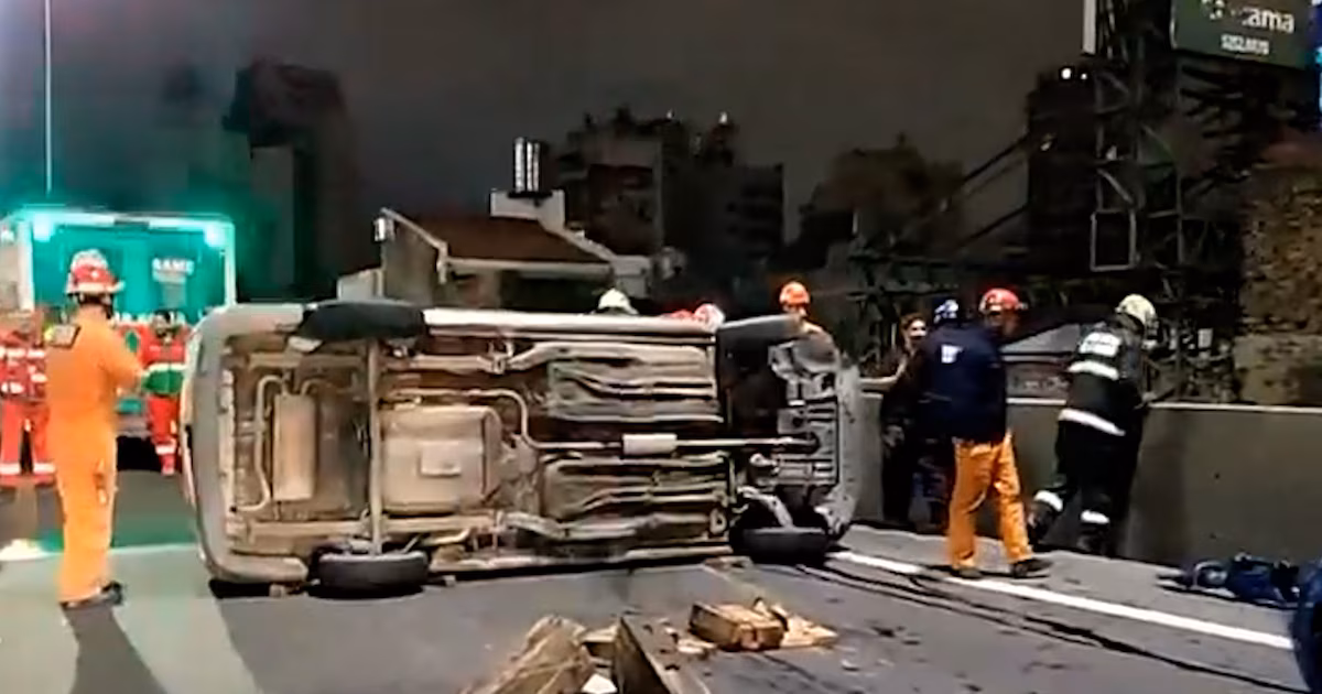 Tres choques en la Carretera 25 de Mayo: un bus choca contra dos vehículos, uno de los cuales termina volcando