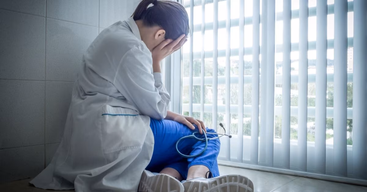 Los factores de preocupación y la presión laboral son los principales motivos para dejar la medicina