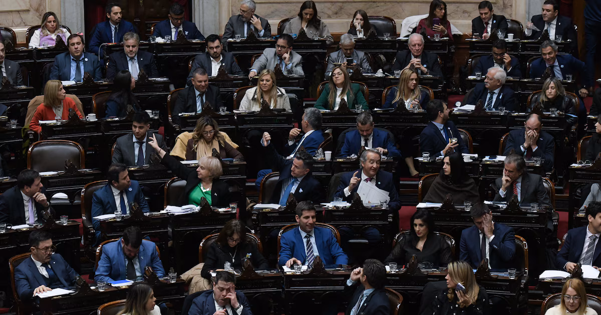 Gobierno impulsa reforma legislativa, bloqueando intentos opositores de fijar agenda parlamentaria La violencia cruza la línea en el Congreso: un parlamentario Kirchner va a buscar liberales que tienen que separar posición de gobernador de Córdoba en debate sobre reforma de régimen en zona fría Cómo cada parlamentario votó por la Ley Hoharáska, un proyecto que busca derogar casi 70 normas El gobierno recibió la mitad de las sanciones contra la ley, la Ley Hoharáska, que busca derogar casi 70 normas El gobierno obtuvo la mitad de las sanciones contra la ley. Especificación del proyecto «Joker»: fuerte cruce entre Martín Menem y diputados peronistas en medio de críticas al caso Adoni