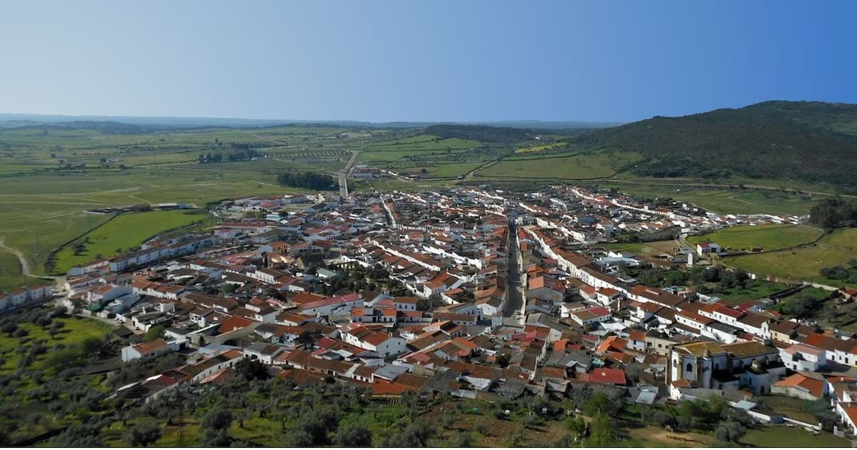 La localidad extremeña, a 20 minutos de Portugal: un castillo legendario, tesoros y el lugar perfecto para contemplar las estrellas